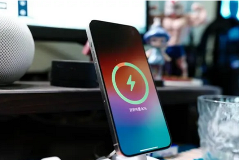 光坡镇苹果15换屏服务分享用什么充电器给iPhone15充电更好 